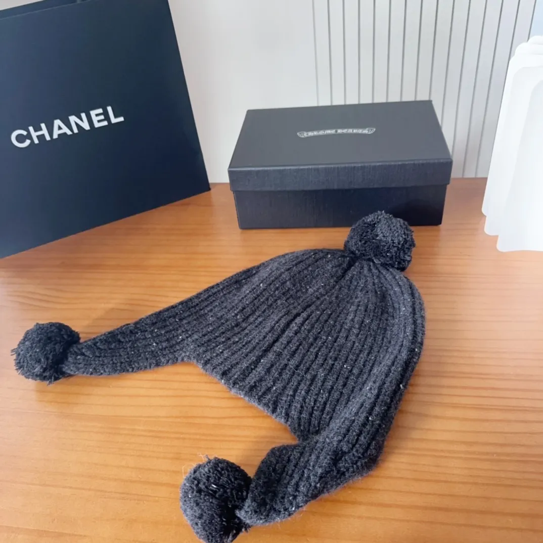 💰110 Crow Heart Autumn and Winter Wool Knitted Beanie This must be a favorite of minimalism. It is clean, neat, fashionable and versatile, and will definitely not be picky about your face shape! A fashionable classic that lasts forever! Fashionable black and white can be purchased together!